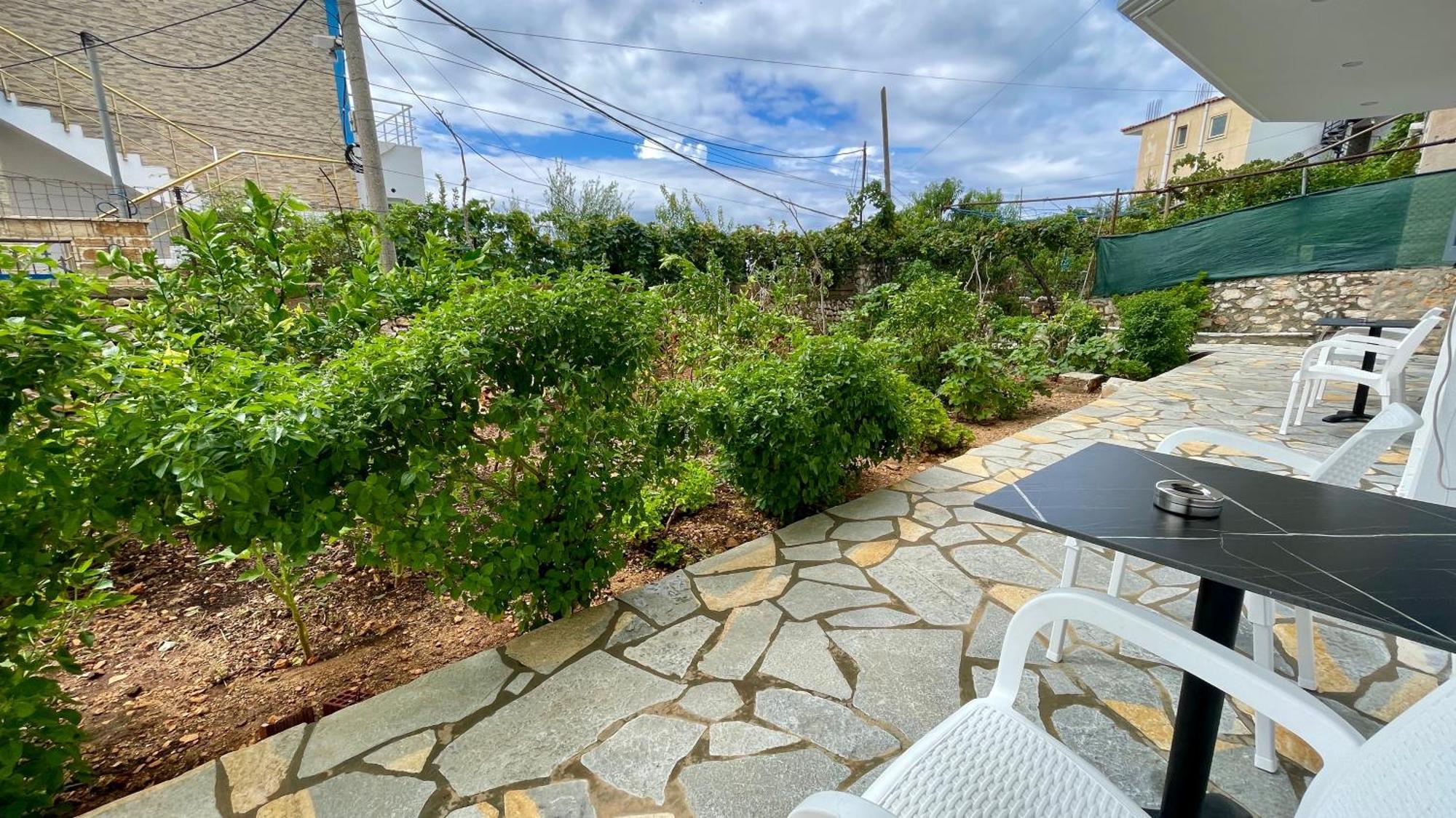 Tasos Rooms Himare Bagian luar foto