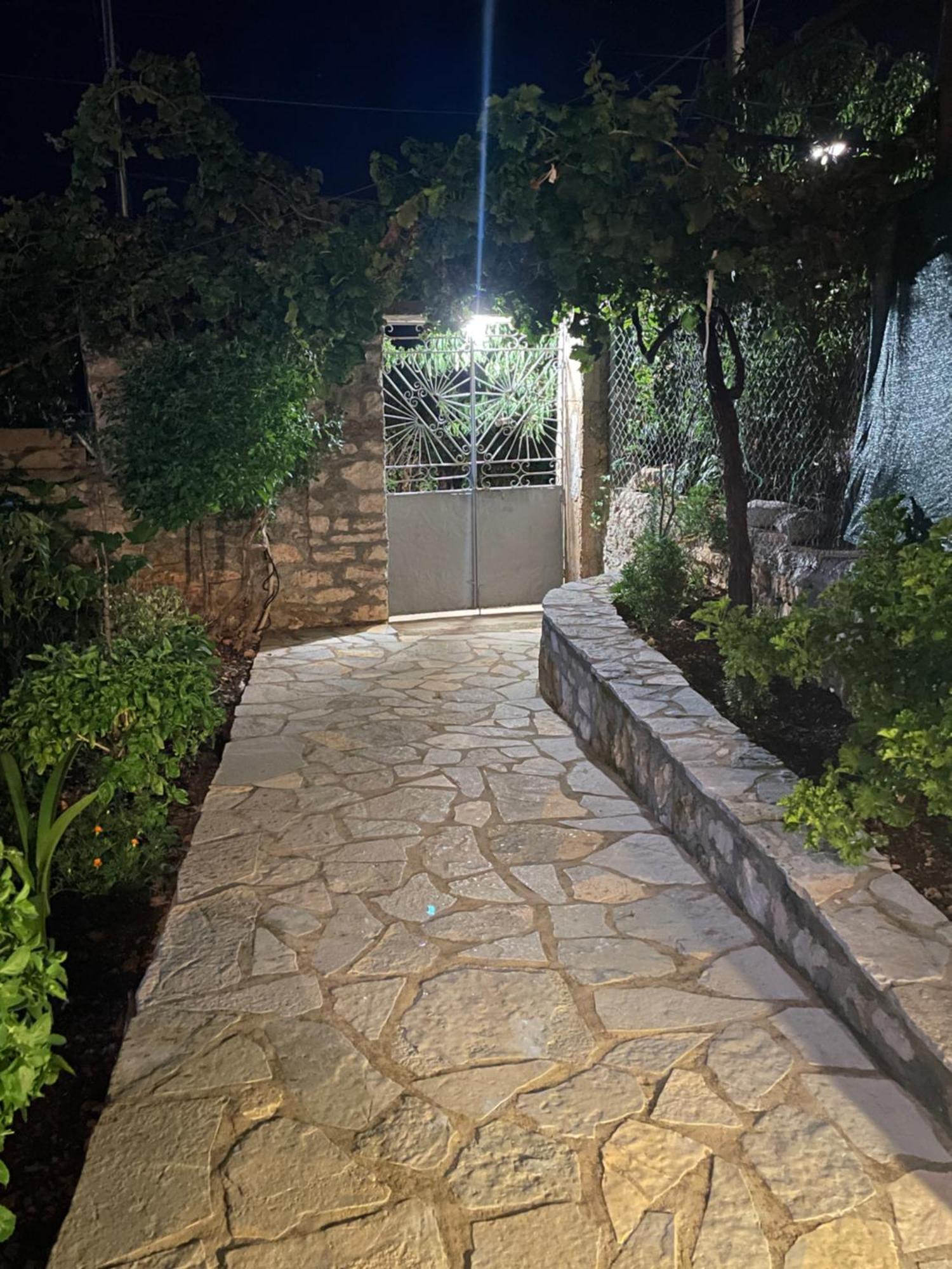 Tasos Rooms Himare Bagian luar foto