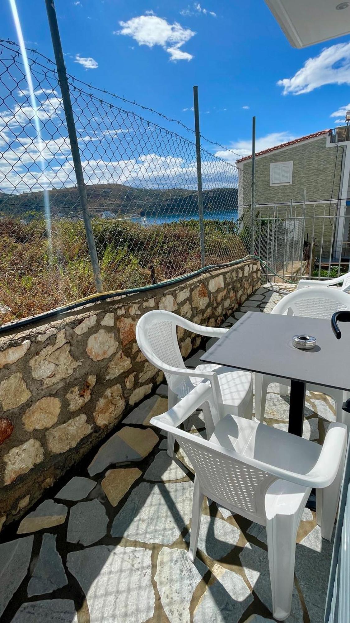Tasos Rooms Himare Bagian luar foto