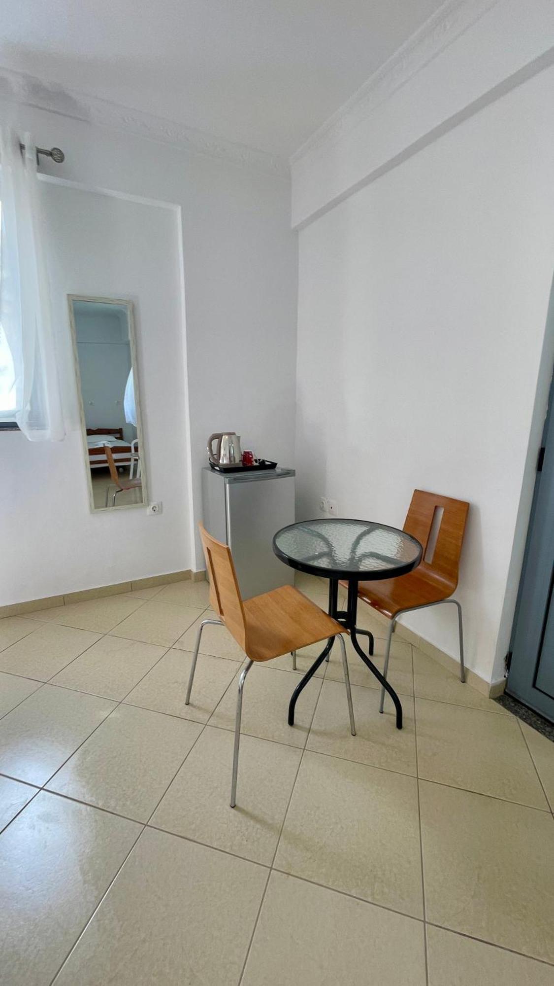 Tasos Rooms Himare Bagian luar foto