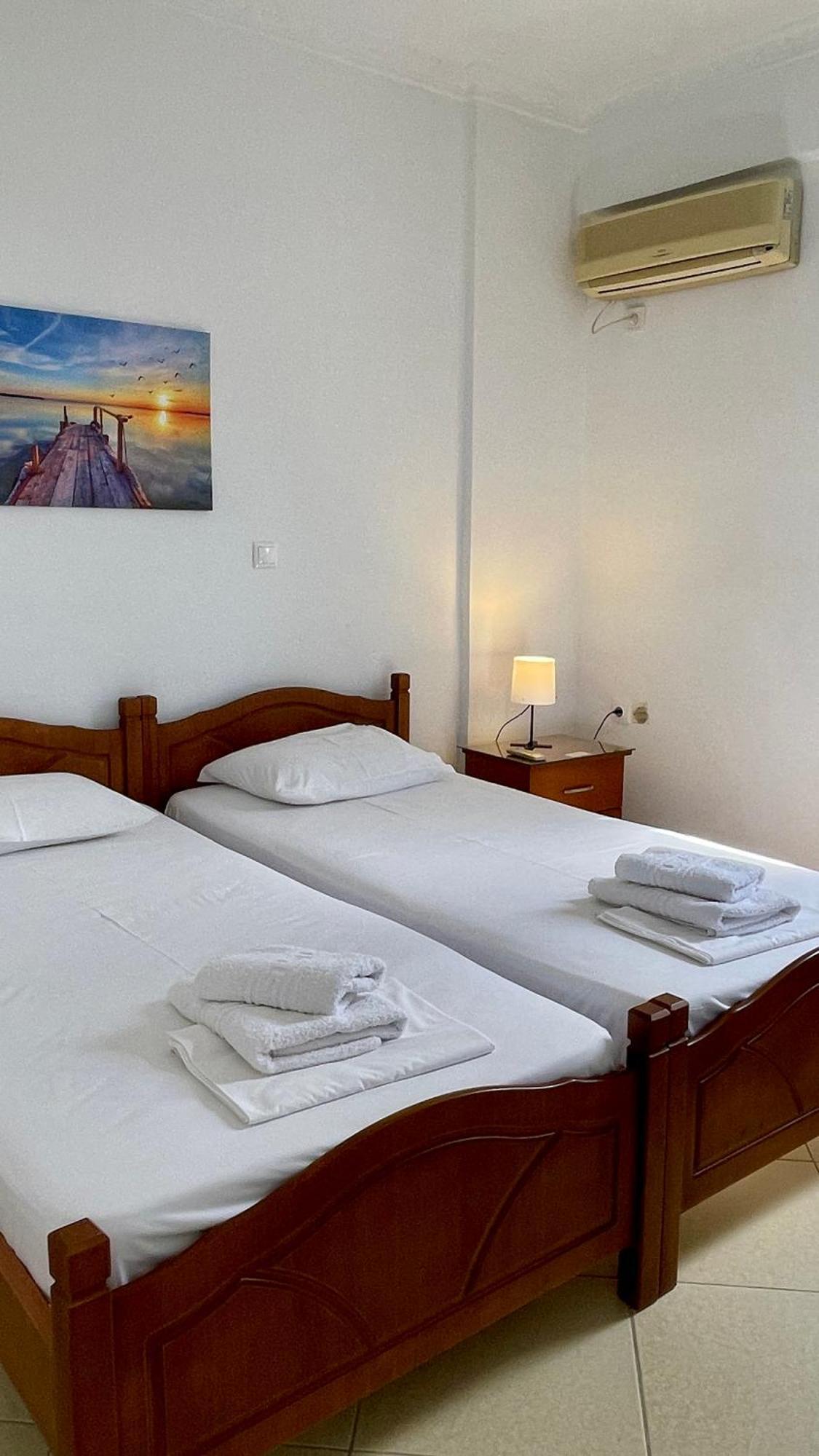 Tasos Rooms Himare Bagian luar foto