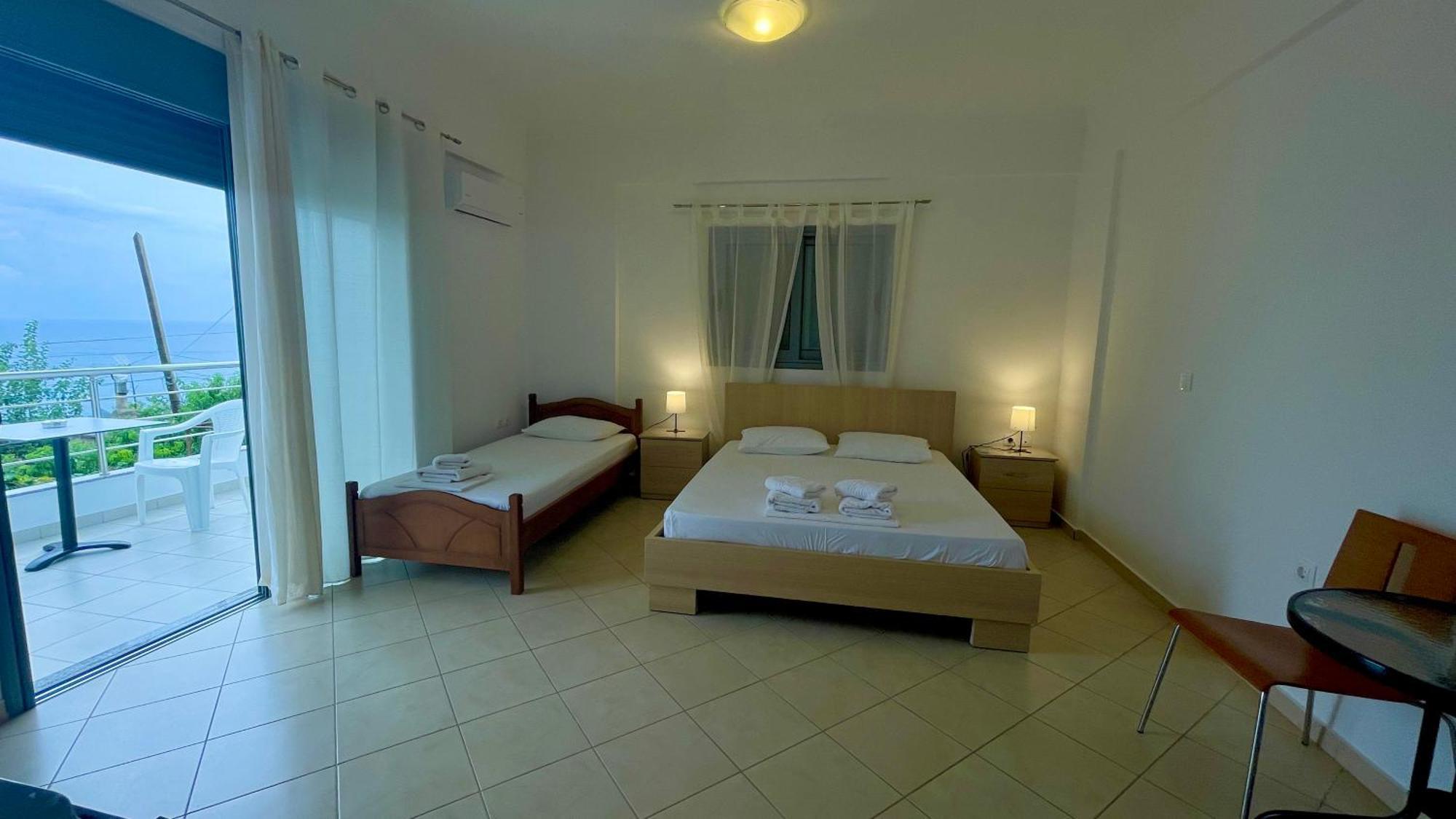 Tasos Rooms Himare Bagian luar foto